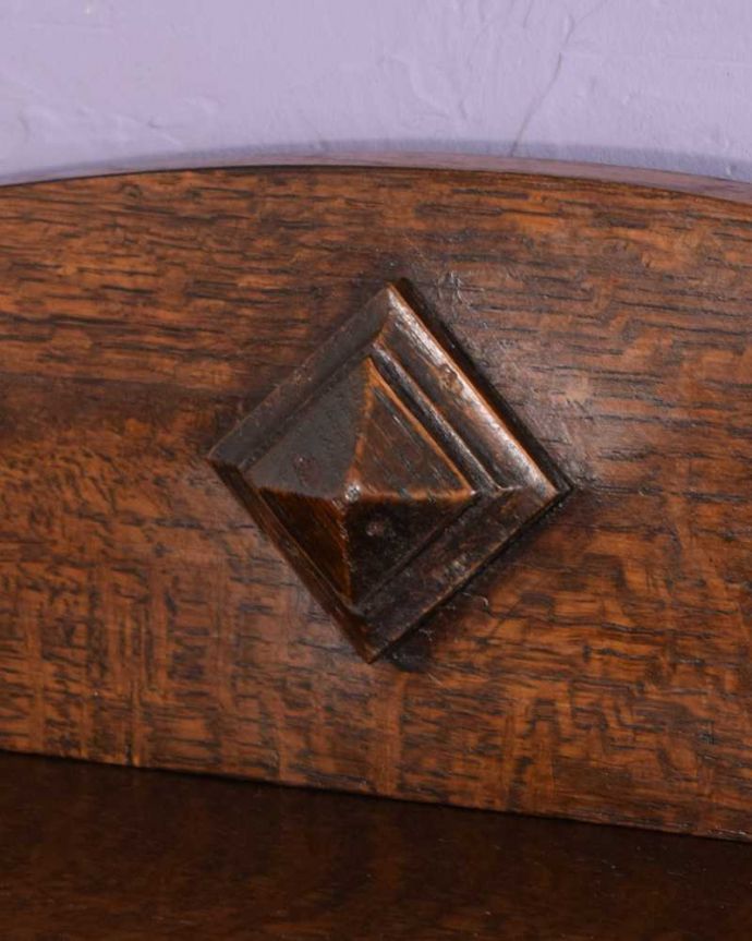 アンティークのキャビネット　アンティーク家具　彫刻が美しい高級感たっぷりなサイドボード、アンティークの英国輸入家具。至る所に繊細な彫いろんな彫のデザインがありますが、個人的に美しいと思える女性らしく優雅なデザインを選んできました。(k-2586-f)