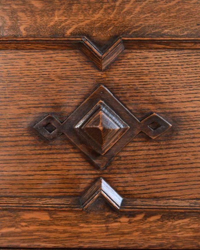 アンティークのキャビネット　アンティーク家具　彫刻が美しい高級感たっぷりなサイドボード、アンティークの英国輸入家具。惚れ惚れするような美しさとっても堅い無垢材に一体どうやって彫っていったんでしょう？アンティークらしく細かい彫りを眺めているだけでうっとりしてしまいます。(k-2586-f)