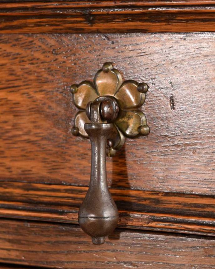 アンティークのキャビネット　アンティーク家具　彫刻が美しい高級感たっぷりなサイドボード、アンティークの英国輸入家具。取っ手にまでアンティークらしさ時間の流れが感じられる凝ったデザインの味わい深い取っ手。(k-2586-f)