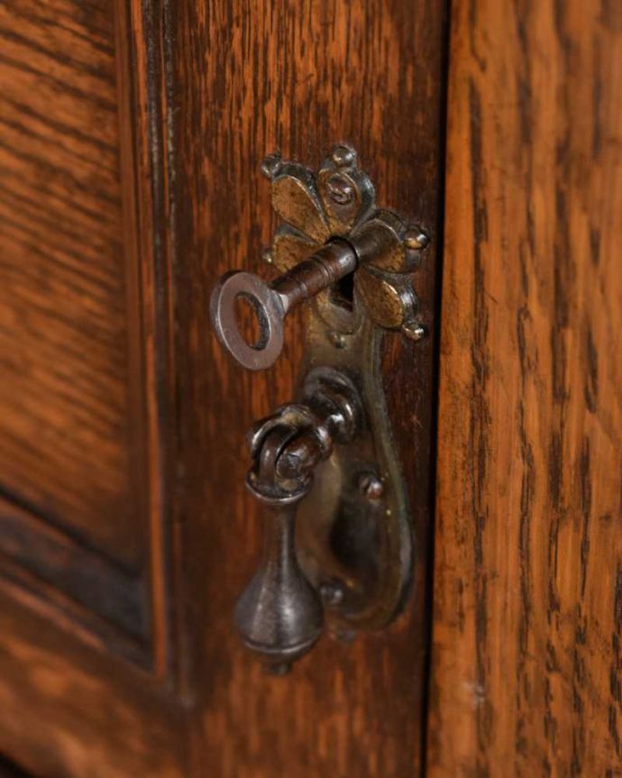 アンティークのキャビネット　アンティーク家具　彫刻が美しい高級感たっぷりなサイドボード、アンティークの英国輸入家具。小さなパーツにもこだわりが鍵もついています。(k-2586-f)