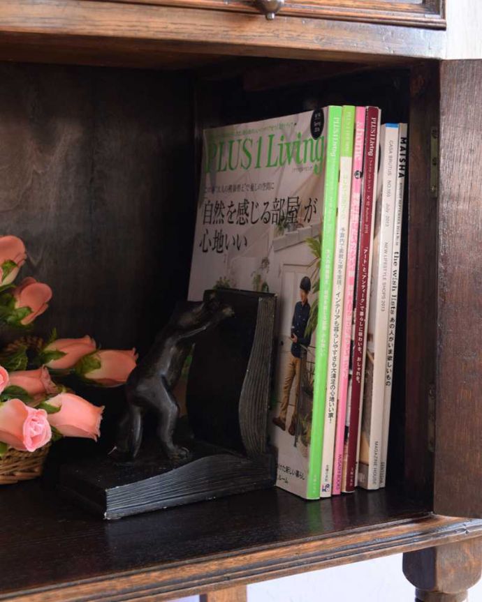 アンティークのキャビネット　アンティーク家具　彫刻が美しい高級感たっぷりなサイドボード、アンティークの英国輸入家具。扉の中は収納たっぷりA4サイズの雑誌までしっかり収納出来ちゃう大きさ。(k-2586-f)