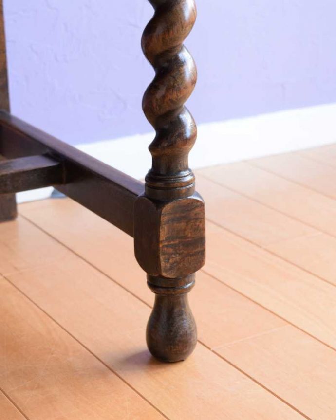 アンティークのキャビネット　アンティーク家具　彫刻が美しい高級感たっぷりなサイドボード、アンティークの英国輸入家具。女性1人でラクラク運べちゃう仕掛けHandleのアンティークは、脚の裏にフェルトキーパーをお付けしています。(k-2586-f)