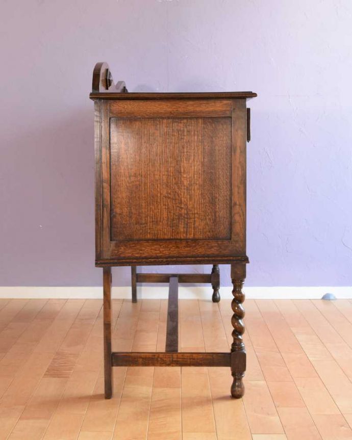 アンティークのキャビネット　アンティーク家具　彫刻が美しい高級感たっぷりなサイドボード、アンティークの英国輸入家具。もちろん横から見てもステキ横顔にだって妥協しません。(k-2586-f)