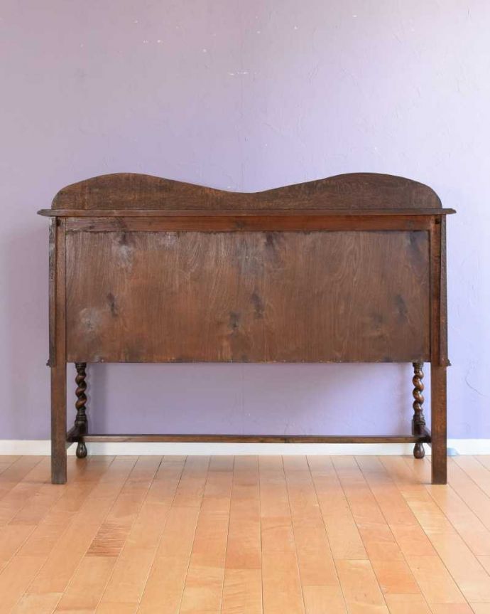 アンティークのキャビネット　アンティーク家具　彫刻が美しい高級感たっぷりなサイドボード、アンティークの英国輸入家具。さらに後ろ姿もチェックアンティークは新品ではないので、もちろん経年変化によるキズはありますが、専門の職人がキレイに修復しました。(k-2586-f)