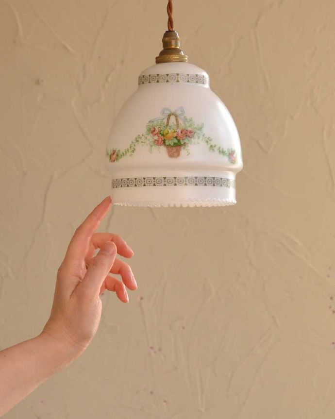 ペンダントライト　照明・ライティング　カゴいっぱいのお花に癒される可愛いデザイン、アンティークシェードペンダントライト。。(k-2586-z)