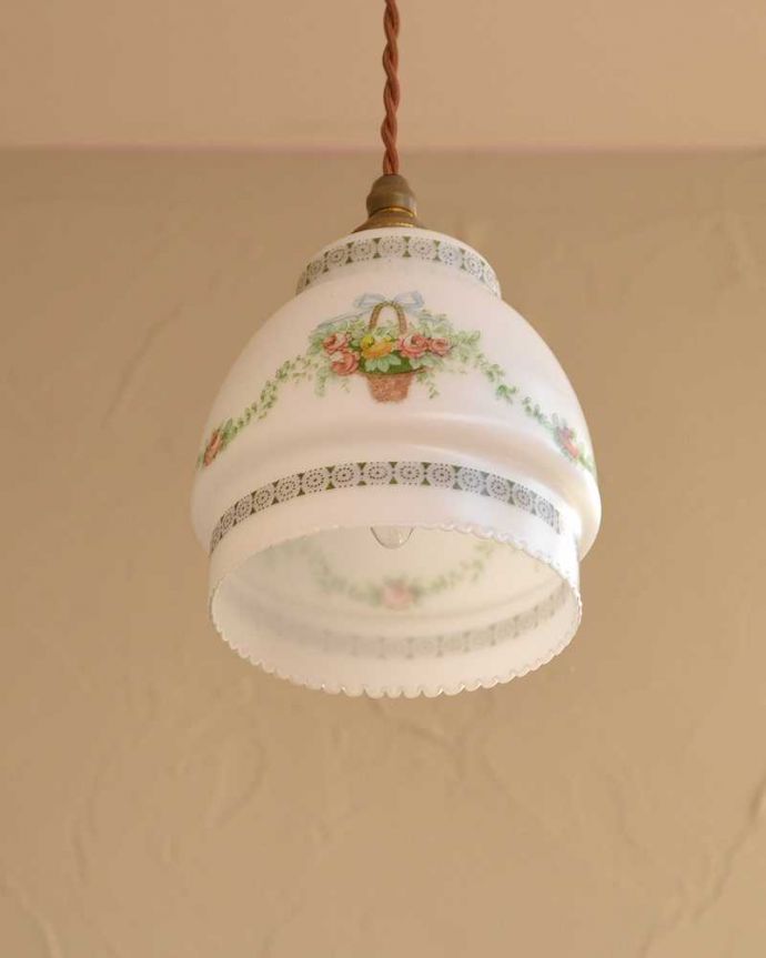 ペンダントライト　照明・ライティング　カゴいっぱいのお花に癒される可愛いデザイン、アンティークシェードペンダントライト。。(k-2586-z)