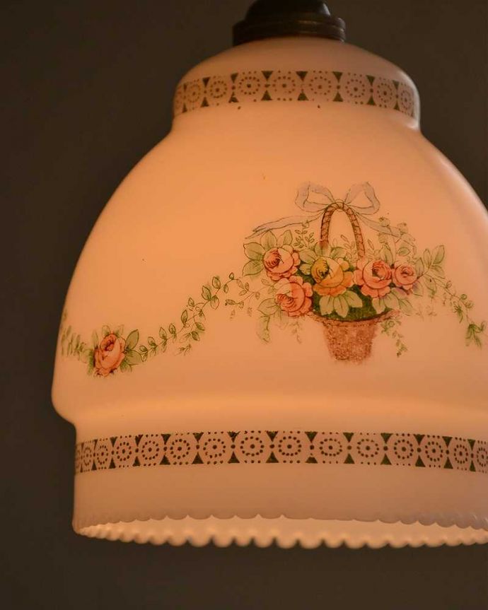 ペンダントライト　照明・ライティング　カゴいっぱいのお花に癒される可愛いデザイン、アンティークシェードペンダントライト。。(k-2586-z)
