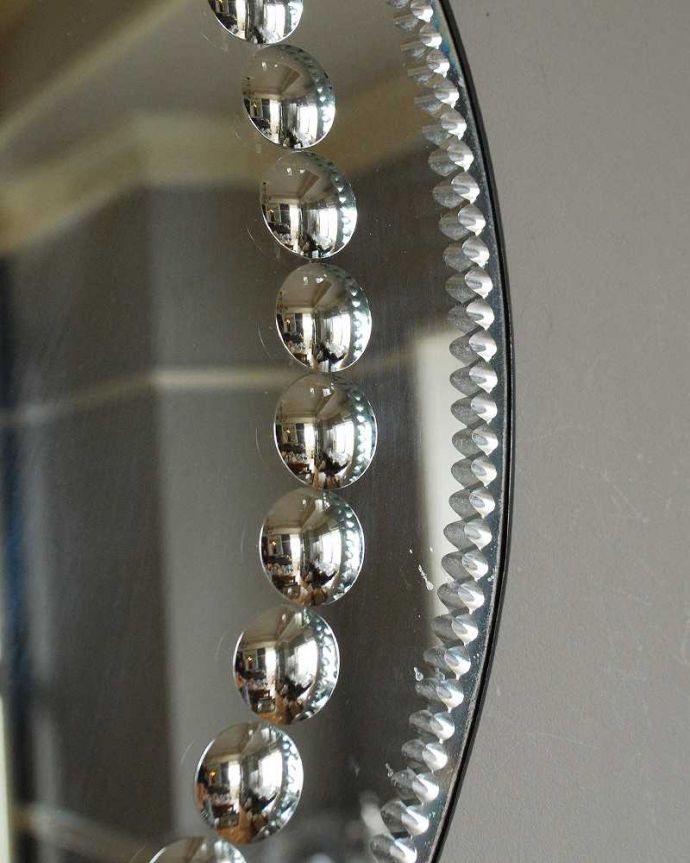 アンティーク ミラー(鏡) アンティーク雑貨 英国のアンティーク雑貨、ドット柄の模様のカッティングミラー。アンティークでしか手に入らないキラキラキラッと輝く美しい面取りだけでデザインになっているアンティークのミラー。(k-2588-z)