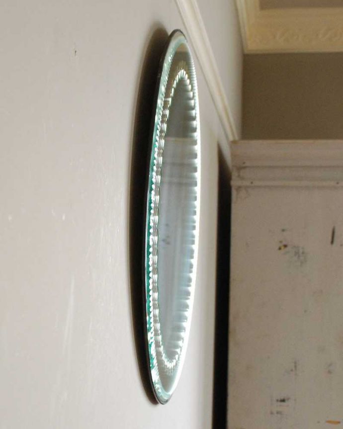 アンティーク ミラー(鏡) アンティーク雑貨 英国のアンティーク雑貨、ドット柄の模様のカッティングミラー。厚みが違いますアンティークなので多少のキズ・汚れがある場合がありますがキレイなものを買い付けてきました。(k-2588-z)