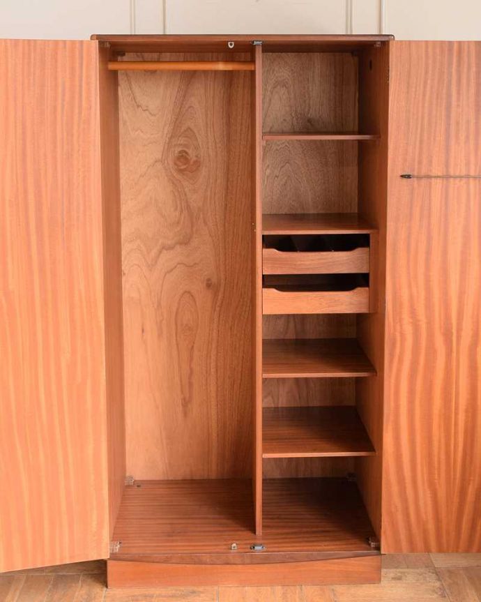 G-planフレスコのワードローブ扉の中