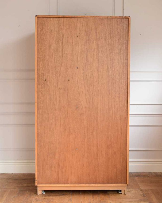 G-PLANのワードローブの後ろ姿