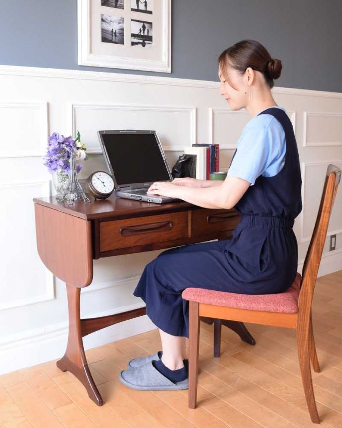 G-PLAN(Gプラン)　アンティーク家具　伸張式タイプの機能的なヴィンテージライティングデスク（G-plan）。自分だけのちょっと贅沢な時間テーブルとしてもデスクとしても使えるデザイン。(k-2590-f)