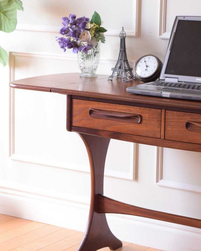 G-PLAN(Gプラン)　アンティーク家具　伸張式タイプの機能的なヴィンテージライティングデスク（G-plan）。英国アンティークらしい優雅な姿にうっとりアンティークらしいデザインの美しさ。(k-2590-f)