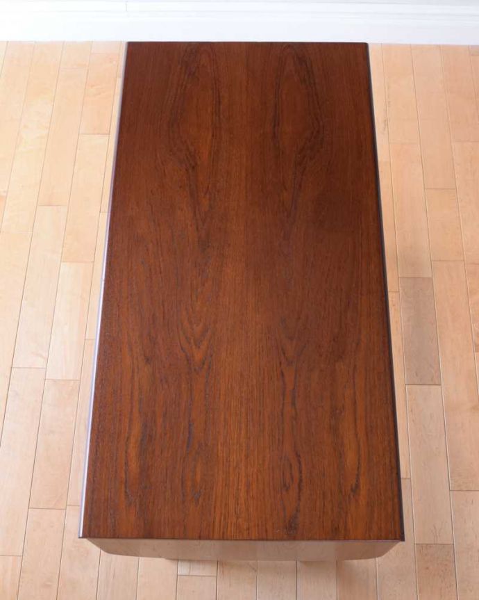 G-PLAN(Gプラン)　アンティーク家具　伸張式タイプの機能的なヴィンテージライティングデスク（G-plan）。畳むとこんなにスリムなサイズリーフを開く前はこんな形です。(k-2590-f)