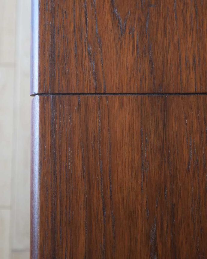 G-PLAN(Gプラン)　アンティーク家具　伸張式タイプの機能的なヴィンテージライティングデスク（G-plan）。天板を近くから見ると･･･やっぱりデスクの中で一番重要な場所、天板。(k-2590-f)