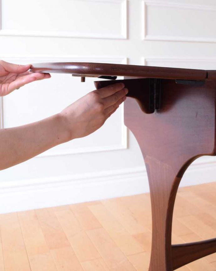 G-PLAN(Gプラン)　アンティーク家具　伸張式タイプの機能的なヴィンテージライティングデスク（G-plan）。あっという間にサイズ変更OK！天板を持ち上げてバーを出すだけで、簡単にサイズが変えれます。(k-2590-f)