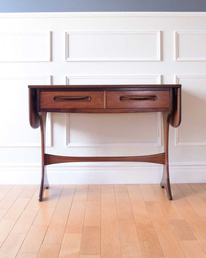 G-PLAN(Gプラン)　アンティーク家具　伸張式タイプの機能的なヴィンテージライティングデスク（G-plan）。リーフを畳むと･･･天板の両側のリーフを畳むと意外にコンパクト。(k-2590-f)