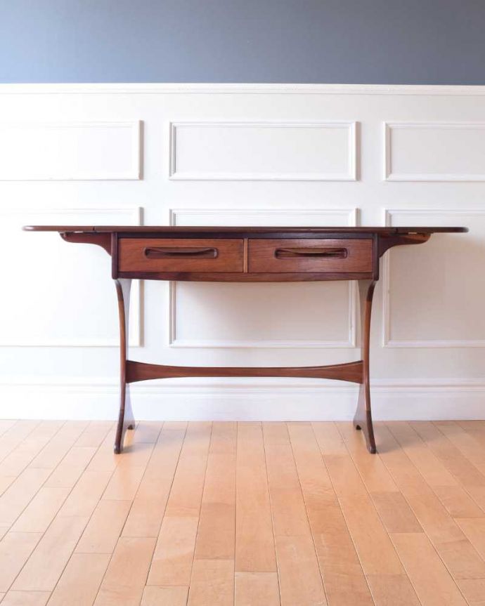 G-PLAN(Gプラン)　アンティーク家具　伸張式タイプの機能的なヴィンテージライティングデスク（G-plan）。両方開いて広々と左右のリーフを開けばゆったりサイズ。(k-2590-f)