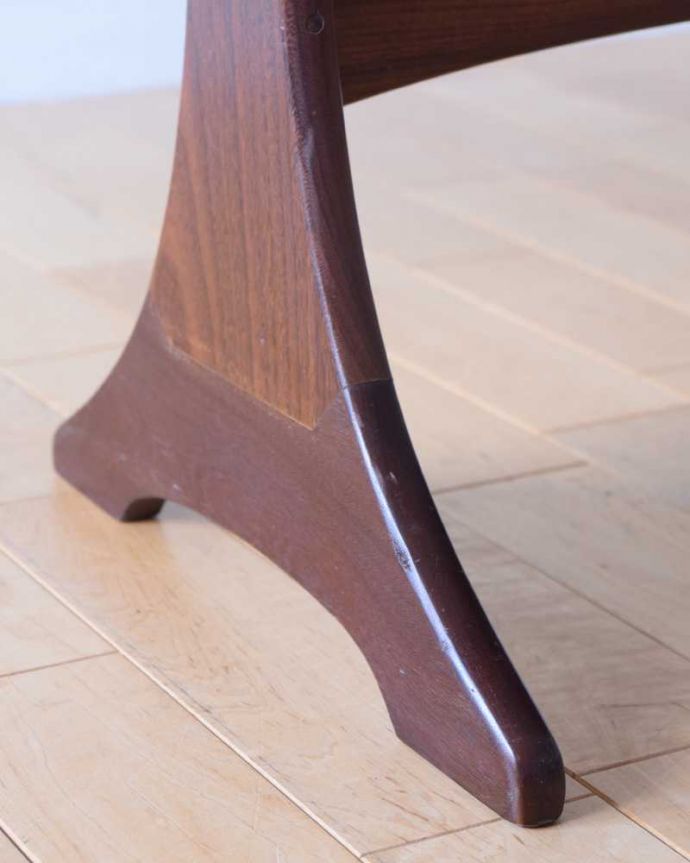 G-PLAN(Gプラン)　アンティーク家具　伸張式タイプの機能的なヴィンテージライティングデスク（G-plan）。女性1人でラクラク運べちゃうんですキャスター付きの脚。(k-2590-f)