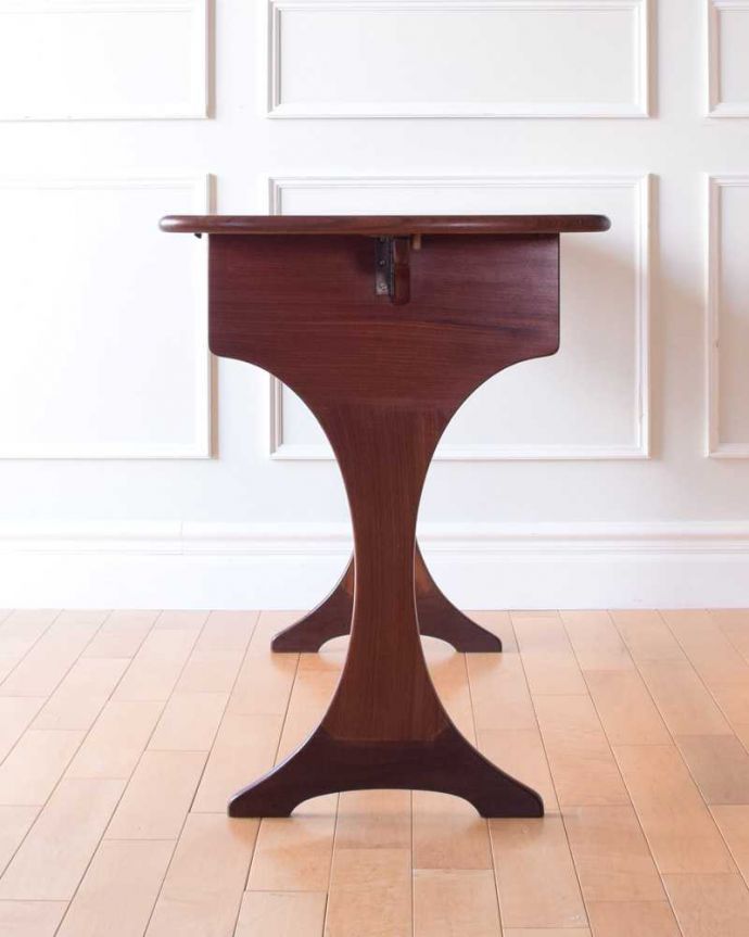 G-PLAN(Gプラン)　アンティーク家具　伸張式タイプの機能的なヴィンテージライティングデスク（G-plan）。横から見てもステキ脚元のデザインは、横から見ると、より美しさが分かります。(k-2590-f)