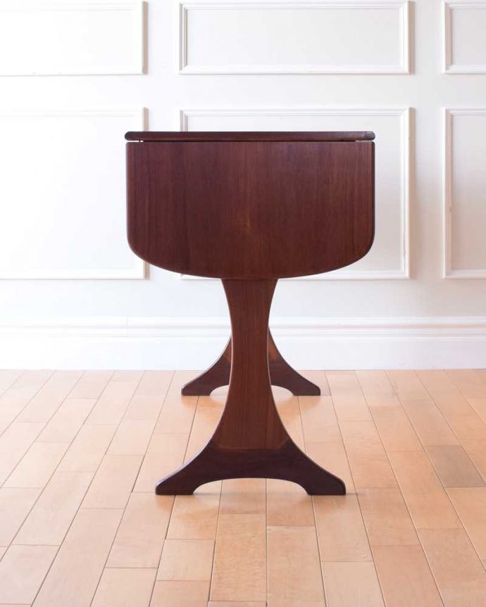 G-PLAN(Gプラン)　アンティーク家具　伸張式タイプの機能的なヴィンテージライティングデスク（G-plan）。天板を畳むとこんな感じ閉じたときは、また違った表情を見せて楽しませてくれます。(k-2590-f)