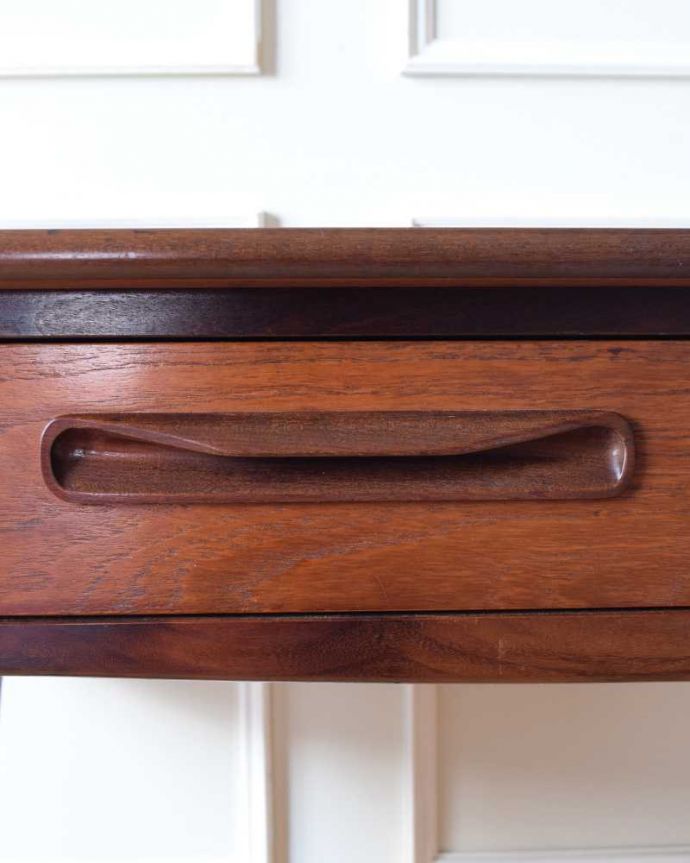 G-PLAN(Gプラン)　アンティーク家具　伸張式タイプの機能的なヴィンテージライティングデスク（G-plan）。アンティークらしい取っ手アンティークらしいデザインの取っ手を、そっと引っ張って開けるたびに、宝箱を開けている気分です。(k-2590-f)