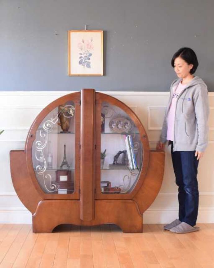 アンティークのキャビネット　アンティーク家具　大人気のアールデコのフォルムが珍しい英国アンティークのキャビネット。キラキラな毎日が過ごせるガラスのキャビネットガラス面に描かれたキラキラの絵が美しいガラスのキャビネット。(k-2591-f)