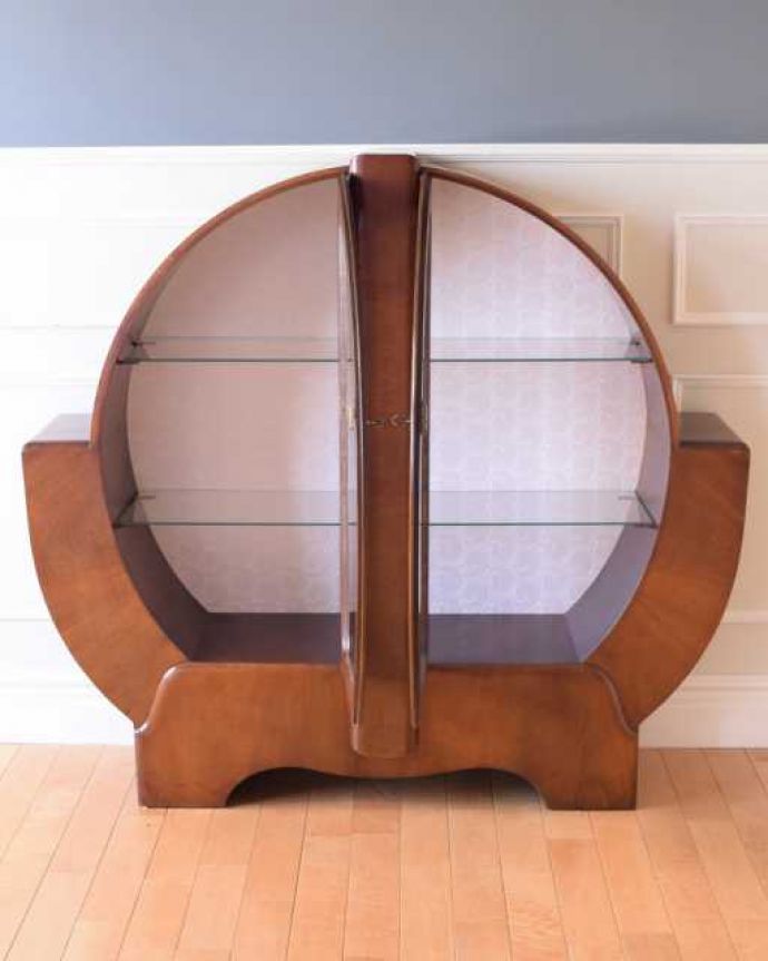 アンティークのキャビネット　アンティーク家具　大人気のアールデコのフォルムが珍しい英国アンティークのキャビネット。扉を開けて中を見てみると…背板は新しい生地に張り替えました。(k-2591-f)