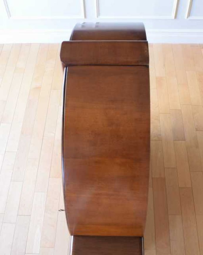 アンティークのキャビネット　アンティーク家具　大人気のアールデコのフォルムが珍しい英国アンティークのキャビネット。こんな形をしたキャビネットです。(k-2591-f)