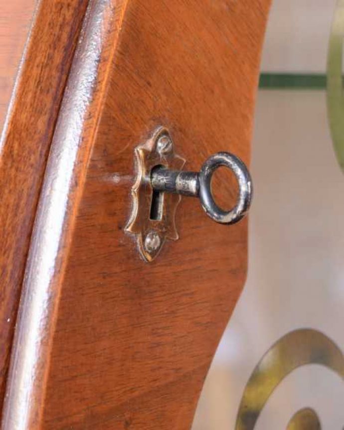 アンティークのキャビネット　アンティーク家具　大人気のアールデコのフォルムが珍しい英国アンティークのキャビネット。開ける度にワクワクする取っ手鍵が取っ手になっているので、中を開ける度にまるで宝箱を開ける気分です。(k-2591-f)