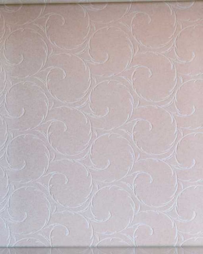 アンティークのキャビネット　アンティーク家具　大人気のアールデコのフォルムが珍しい英国アンティークのキャビネット。新しく貼り替えましたキャビネットに似合う生地を選んで張り替えた背板。(k-2591-f)