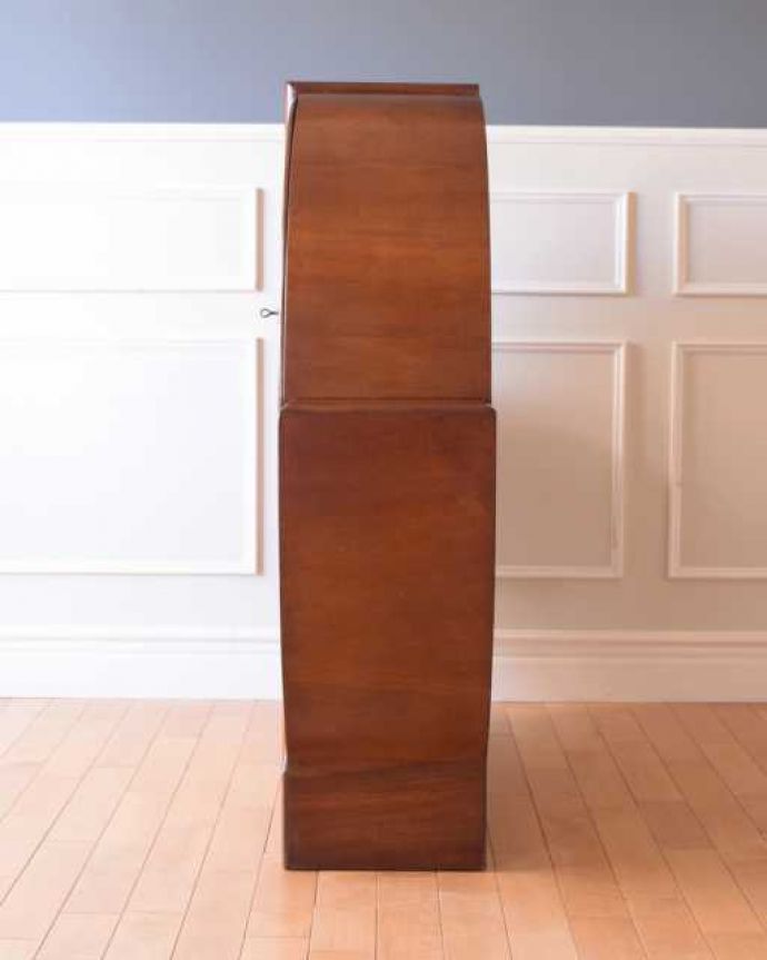 アンティークのキャビネット　アンティーク家具　大人気のアールデコのフォルムが珍しい英国アンティークのキャビネット。横から見てもステキ横から見るとこんな感じ。(k-2591-f)