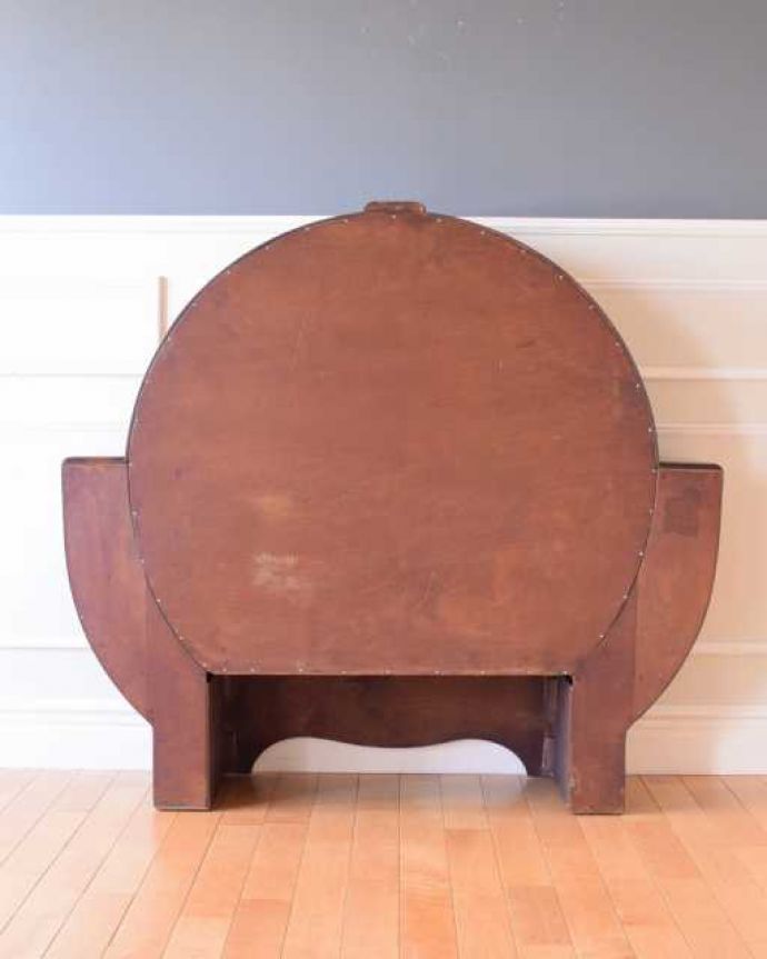 アンティークのキャビネット　アンティーク家具　大人気のアールデコのフォルムが珍しい英国アンティークのキャビネット。キレイに修復しました！アンティークは新品ではないので、経年変化によるキズはありますが、専門の職人がキレイにお直しをしているので、後ろ姿もキレイです。(k-2591-f)