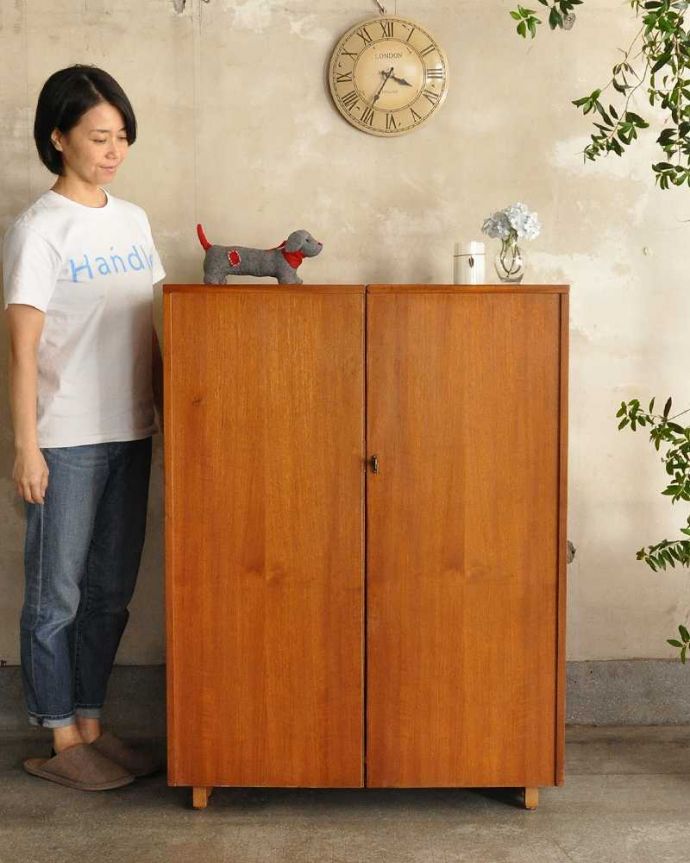 アンティークのデスク・書斎机 アンティーク家具 多機能なイギリスのヴィンテージ家具、ホームオフィス社のデスクキャビネット。扉を閉じると「シンプル」普段は扉を閉じると、まさか中からオフィスが出てくるなんて想像が出来ないくらいのシンプルなデザイン。(k-2592-f)