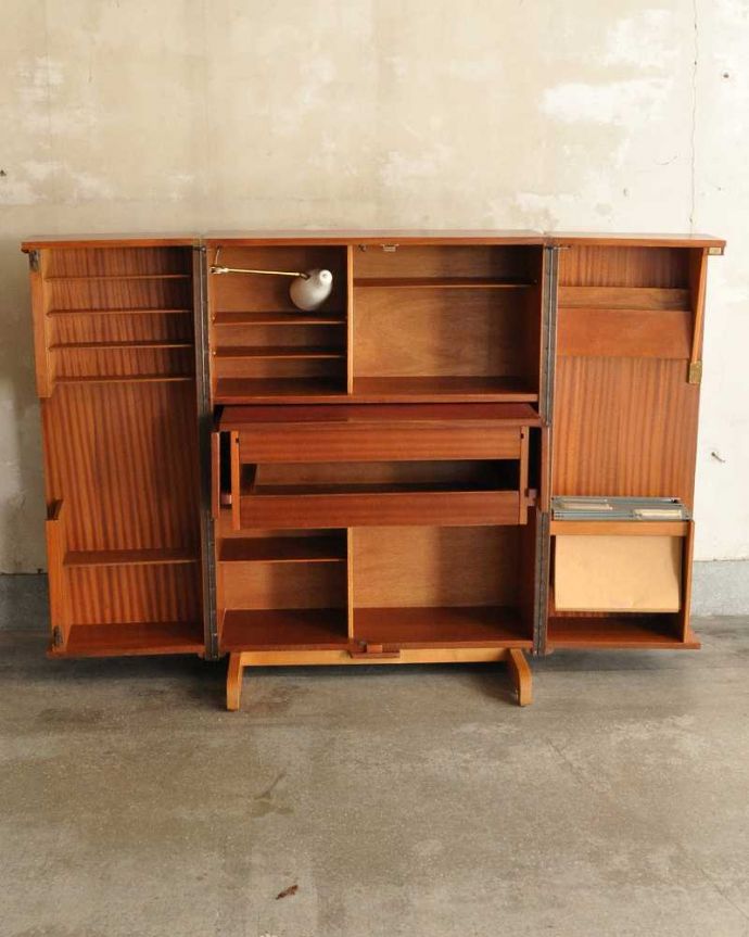 アンティークのデスク・書斎机 アンティーク家具 多機能なイギリスのヴィンテージ家具、ホームオフィス社のデスクキャビネット。扉を開けて中を見てみると・・・仕事のファイルから楽譜などの趣味のものまで、ありとあらゆる場所に書類がスッキリ整理整頓できる仕掛けがたっぷり。(k-2592-f)