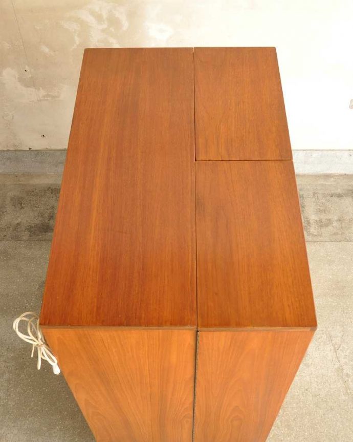 アンティークのデスク・書斎机 アンティーク家具 多機能なイギリスのヴィンテージ家具、ホームオフィス社のデスクキャビネット。閉じた状態で上から見てみると・・・天板部分の塗装も修復の時に、キレイにお直ししたのでピッカピカです。(k-2592-f)