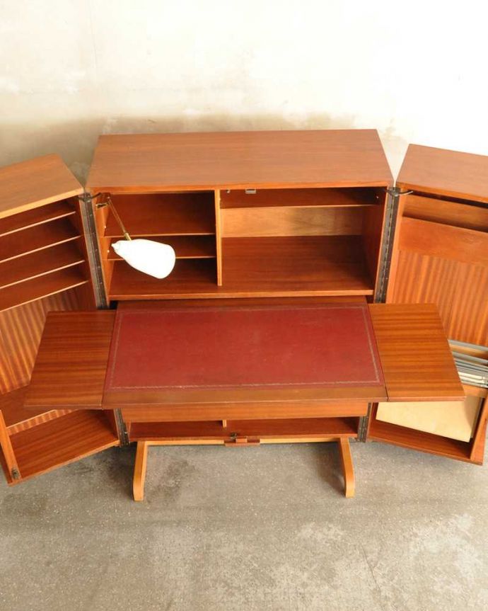 アンティークのデスク・書斎机 アンティーク家具 多機能なイギリスのヴィンテージ家具、ホームオフィス社のデスクキャビネット。扉を開けて見てみましょうデスク部分もとってもキレイです。(k-2592-f)