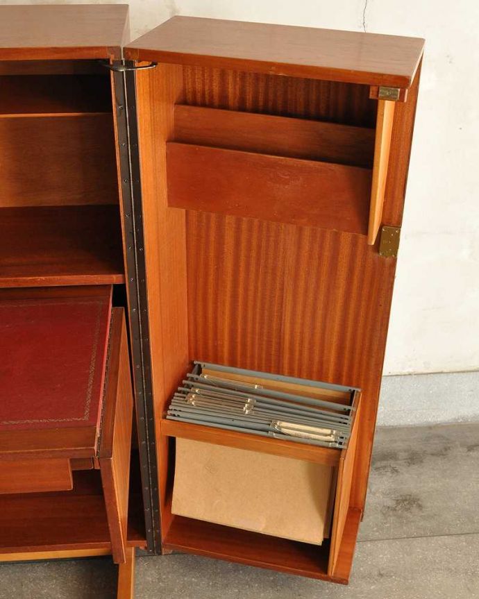 アンティークのデスク・書斎机 アンティーク家具 多機能なイギリスのヴィンテージ家具、ホームオフィス社のデスクキャビネット。書類収納もついてました仕事のファイルから楽譜などの趣味のものまで、ありとあらゆる場所に書類がスッキリ整理整頓できる仕掛けがたっぷり。(k-2592-f)