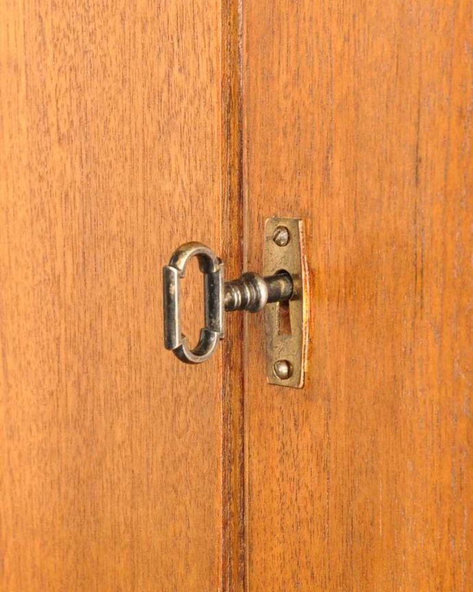 アンティークのデスク・書斎机 アンティーク家具 多機能なイギリスのヴィンテージ家具、ホームオフィス社のデスクキャビネット。鍵を使って開けて下さいおとぎ話から出てきたような可愛いアンティークの鍵で開け閉め出来ます。(k-2592-f)