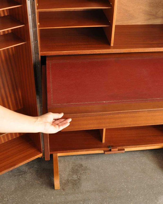 アンティークのデスク・書斎机 アンティーク家具 多機能なイギリスのヴィンテージ家具、ホームオフィス社のデスクキャビネット。便利に使える作業台付き引っ張り出すと、ちょっとモノを置いて使うのに便利なスライドトレイが出てきます。(k-2592-f)