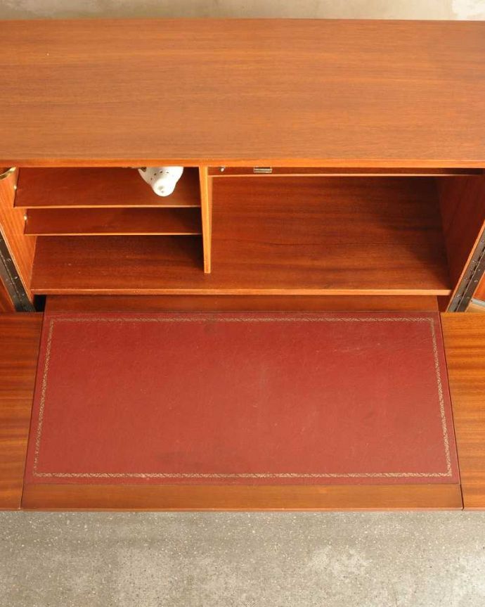 アンティークのデスク・書斎机 アンティーク家具 多機能なイギリスのヴィンテージ家具、ホームオフィス社のデスクキャビネット。天板を近くから見ると・・・デスクは天板を使う家具なので、特にしっかり修復しました。(k-2592-f)