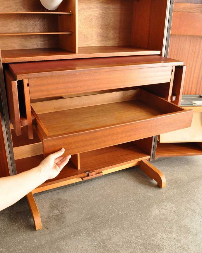 アンティークのデスク・書斎机 アンティーク家具 多機能なイギリスのヴィンテージ家具、ホームオフィス社のデスクキャビネット。トレイが付いていますデスクに下にはスライドすると出てくるトレイが付いています。(k-2592-f)