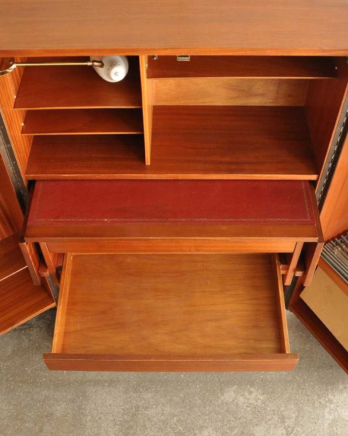 アンティークのデスク・書斎机 アンティーク家具 多機能なイギリスのヴィンテージ家具、ホームオフィス社のデスクキャビネット。上から見るとこんな感じですちょっと書類を置いたりと、あると便利なトレーです。(k-2592-f)