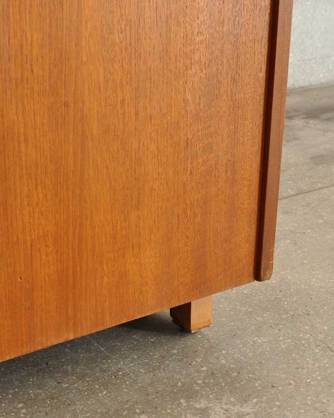 アンティークのデスク・書斎机 アンティーク家具 多機能なイギリスのヴィンテージ家具、ホームオフィス社のデスクキャビネット。持ち上げなくても移動できます!Handleのアンティークは、脚の裏にフェルトキーパーをお付けしていますので、持ち上げなくても床を滑らせれば女性でも簡単に移動させることが出来ます。(k-2592-f)