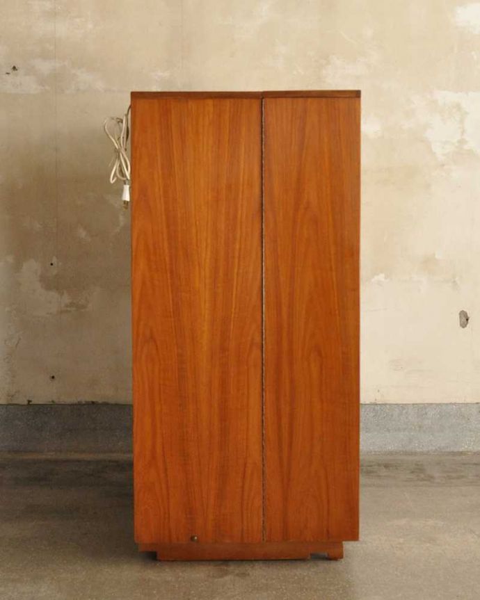 アンティークのデスク・書斎机 アンティーク家具 多機能なイギリスのヴィンテージ家具、ホームオフィス社のデスクキャビネット。横顔も美しく!こんな風に見えますもちろん、横側もキレイに修復しているので、横から見てもキレイです。(k-2592-f)