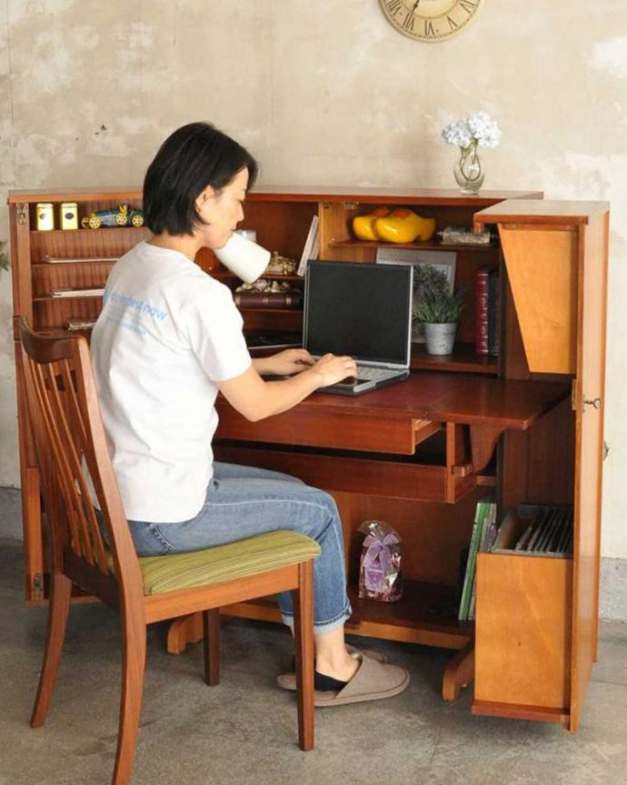 アンティークのデスク・書斎机 アンティーク家具 多機能なイギリスのヴィンテージ家具、ホームオフィス社のデスクキャビネット。扉を開くとあっという間に自分だけのオフィス「HOME OFFICE」社が作ったその名も「ホームオフィス」。(k-2592-f)