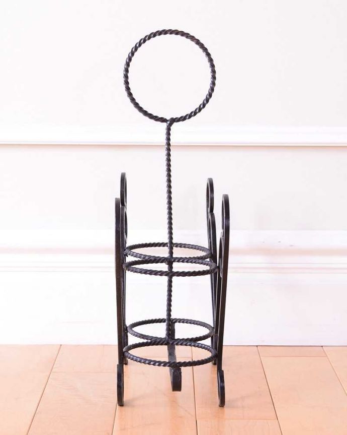 めずらしい家具　アンティーク家具　持ち運びもしやすい持ち手付きのフランスアンティークワインラック。横から見てもキレイですもちろん、横顔だってキレイ！どこから見ても絵になります。(k-2593-f)