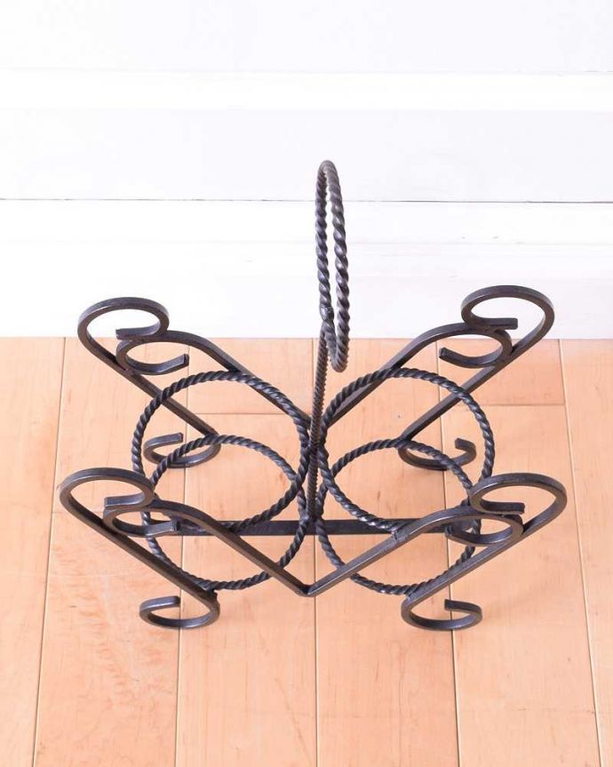 めずらしい家具　アンティーク家具　持ち運びもしやすい持ち手付きのフランスアンティークワインラック。上から見るとこんな感じアンティークは新品ではないので、もちろん経年変化によるキズはありますが、専門の職人が修復しました。(k-2593-f)