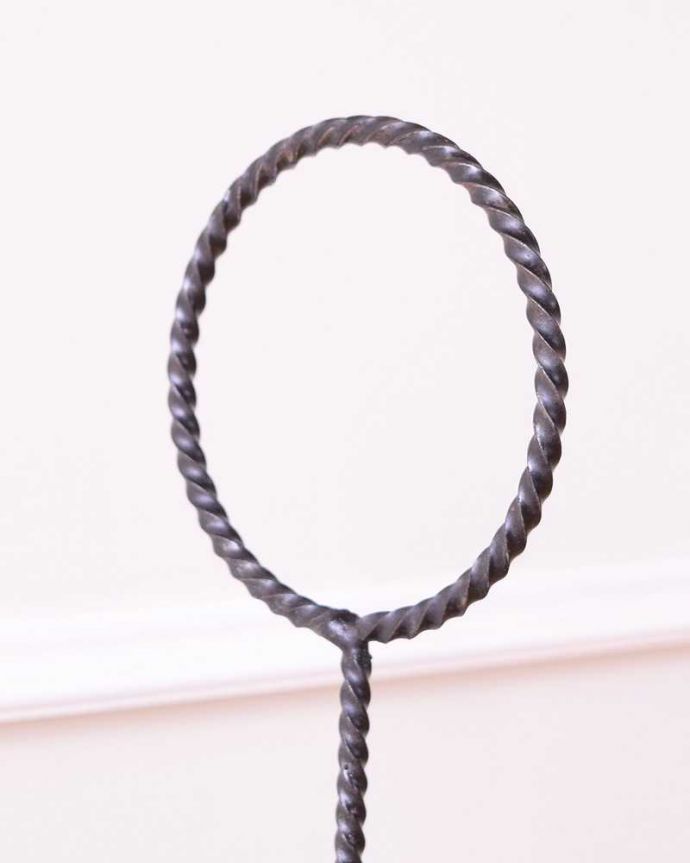 めずらしい家具　アンティーク家具　持ち運びもしやすい持ち手付きのフランスアンティークワインラック。持ち手が付いています気軽に色々な場所でお使い下さい。(k-2593-f)