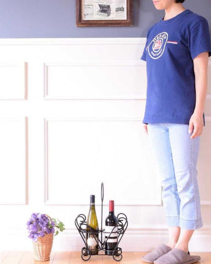 めずらしい家具　アンティーク家具　持ち運びもしやすい持ち手付きのフランスアンティークワインラック。優雅な気分にしてくれるアイアンのワインラックリビングやキッチン、パントリーのちょっとしたスペースに、ちょこんと置けるコンパクトサイズ。(k-2593-f)